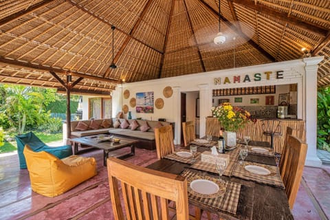 Luxury Villa La plancha BEACH 200m, Heart of Seminyak Villa in Kuta