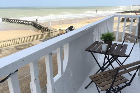 Appartement front mer proche omaha & utah beach - 1 Apartment in Normandy