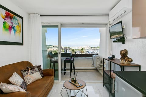 Patio, Living room
