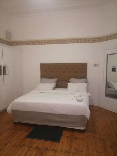 Bed, towels