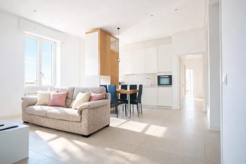 TV and multimedia, Kitchen or kitchenette, Living room, Seating area, Dining area