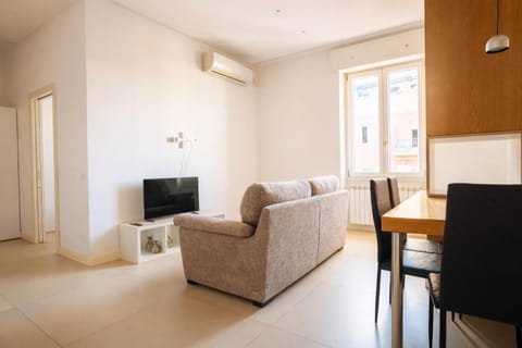 TV and multimedia, Living room, Seating area, Dining area, Evening entertainment, air conditioner