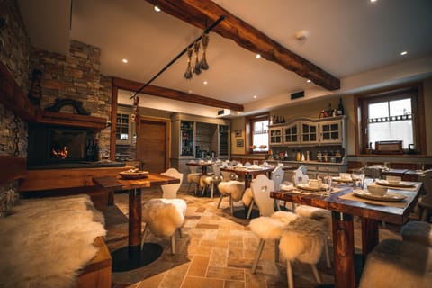 Restaurant/places to eat, Dining area