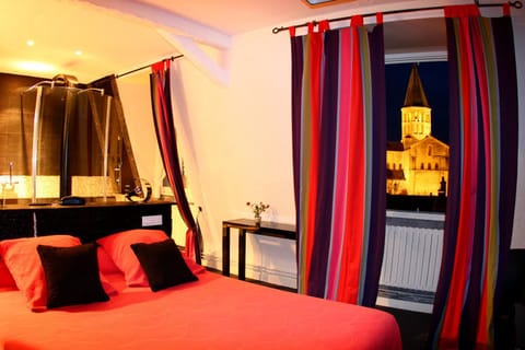 Nearby landmark, Bed, Other, Photo of the whole room, Decorative detail, Bedroom, Landmark view