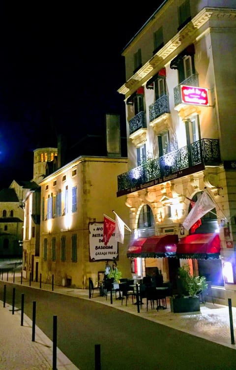 Property building, Staff, Facade/entrance, Property logo or sign, Balcony/Terrace, Pets, Guests, City view, Landmark view, Street view, group of guests, Family