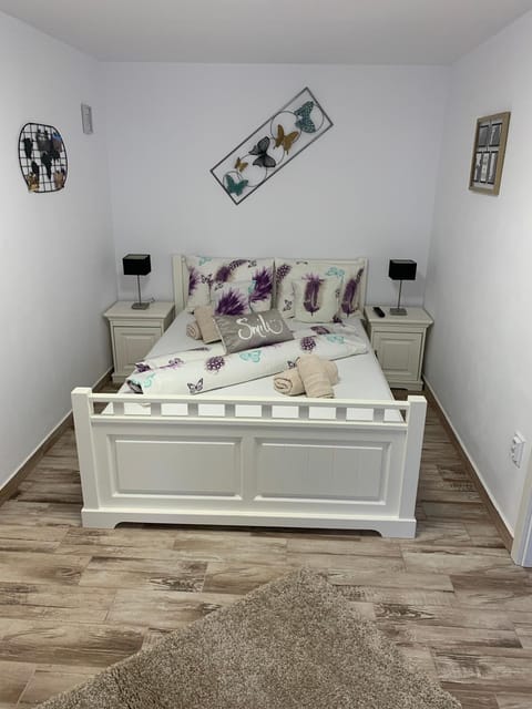 Bed, TV and multimedia, Photo of the whole room