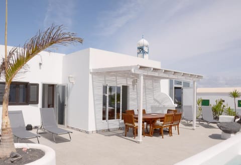 Property building, Patio, Facade/entrance