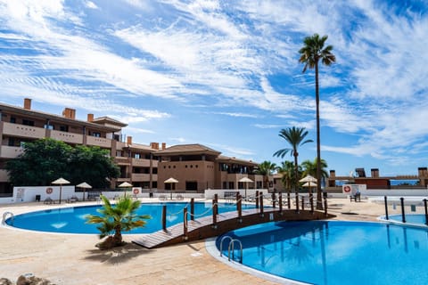 Property building, Swimming pool, sunbed