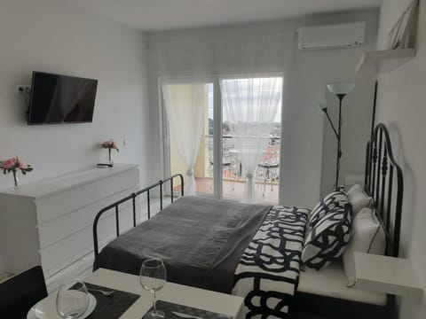 Communal lounge/ TV room, Bed, TV and multimedia, Photo of the whole room