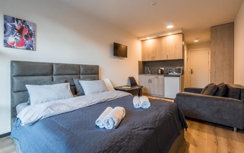 Bed, TV and multimedia, Bedroom, towels