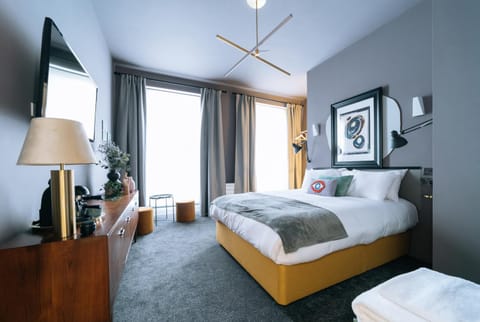 Bed, TV and multimedia, Photo of the whole room, Bedroom