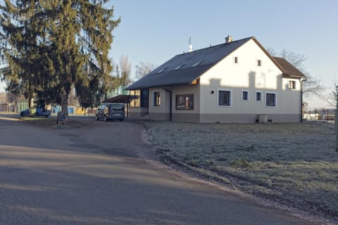Property building, Restaurant/places to eat, Facade/entrance, Neighbourhood