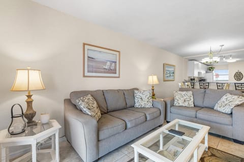 515 - 2/2 Top Floor Oceanfront Apartment in Edgewater