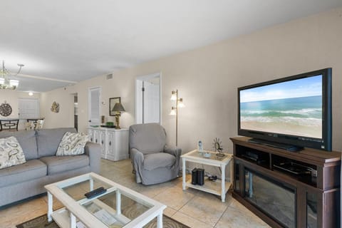 515 - 2/2 Top Floor Oceanfront Apartment in Edgewater