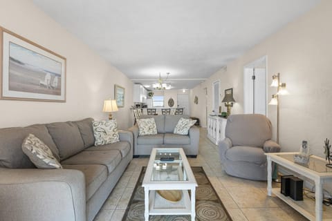 515 - 2/2 Top Floor Oceanfront Apartment in Edgewater