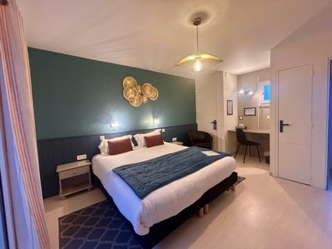 Bed, Photo of the whole room, Seating area, Bedroom