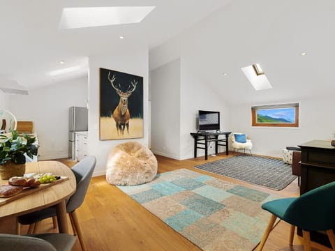 TV and multimedia, Kitchen or kitchenette, Living room, Seating area
