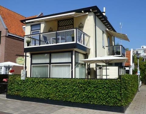 Property building, Facade/entrance, Day, Summer, Garden, Balcony/Terrace, Pets, Garden view, Street view
