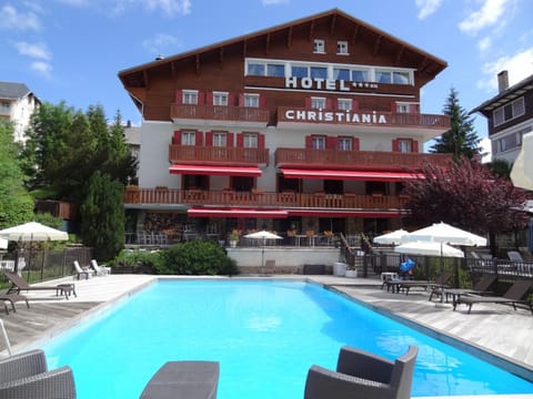 Property building, Day, Summer, Swimming pool, Swimming pool