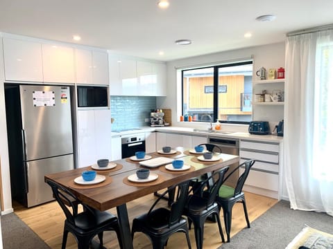 Coffee/tea facilities, Kitchen or kitchenette, Dining area, dishwasher, minibar, pet friendly, stove, toaster