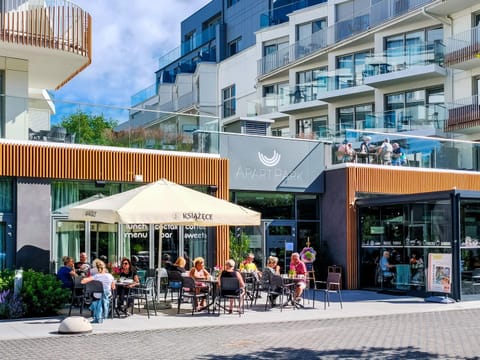 Property building, Restaurant/places to eat, Breakfast