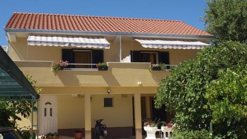 Property building, Facade/entrance, Off site