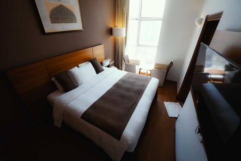 Bed, Photo of the whole room, Seating area, Bedroom