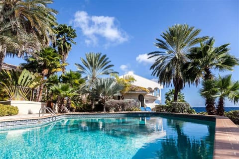 Shower, Toilet, Property building, Garden, Swimming pool