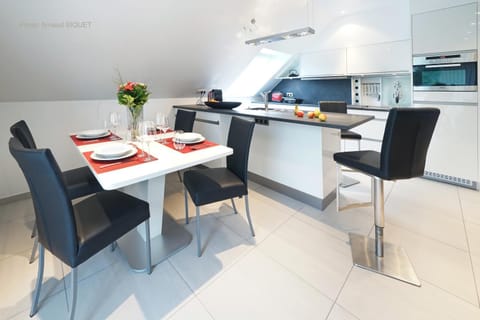 Kitchen or kitchenette, Dining area