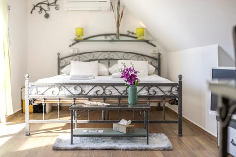 Bed, Bedroom, towels