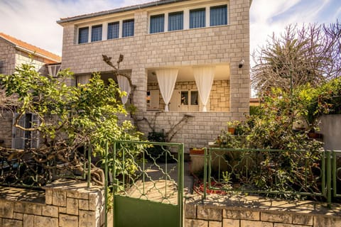 Property building, Facade/entrance, On site