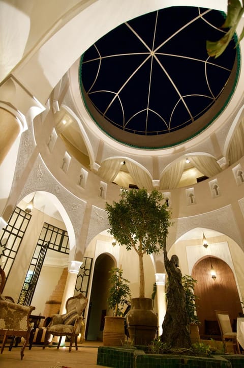 Property building, Patio, Restaurant/places to eat, Banquet/Function facilities, Seating area