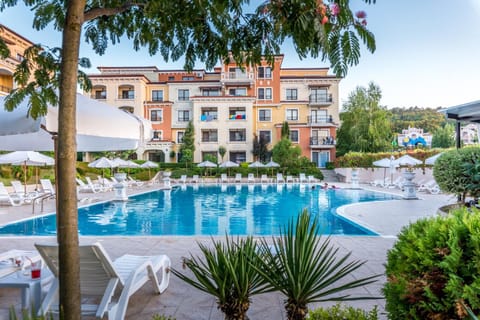 Garden, Garden view, Pool view, Swimming pool, sunbed