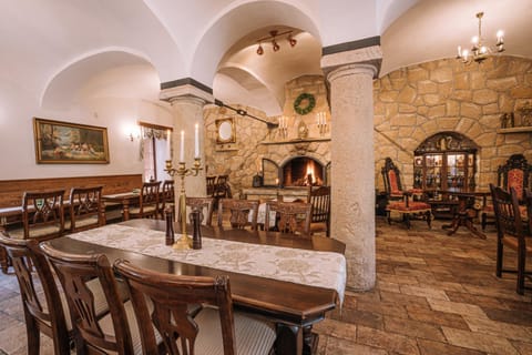Restaurant/places to eat, Decorative detail, Dining area, Lunch, Dinner, Alcoholic drinks, Non alcoholic drinks