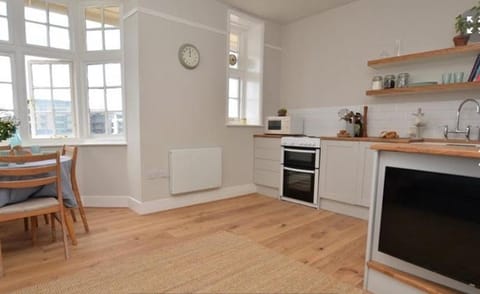 TV and multimedia, Kitchen or kitchenette, Dining area, dishwasher, minibar, pet friendly, stove