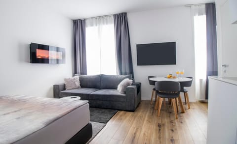TV and multimedia, Seating area, Dining area