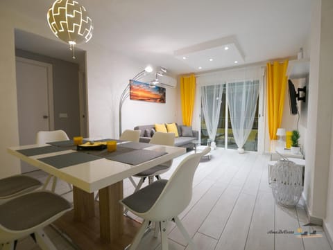 Photo of the whole room, Dining area
