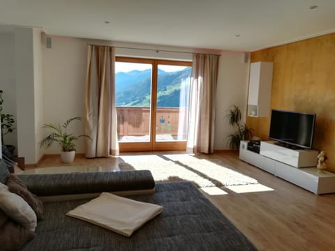 Natural landscape, TV and multimedia, Living room, Seating area, Mountain view