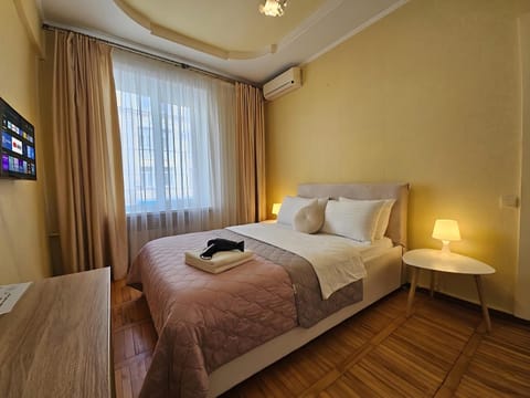 Bed, TV and multimedia, Photo of the whole room, Bedroom