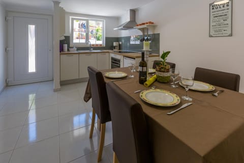 Kitchen or kitchenette, Dining area