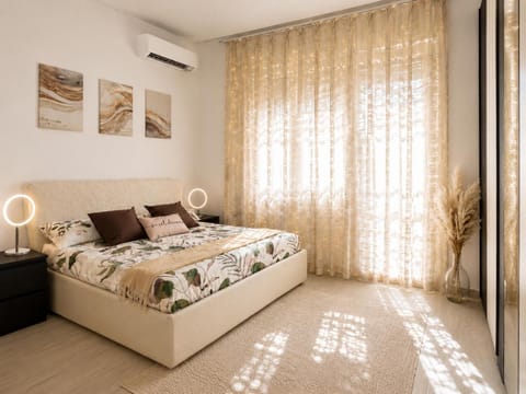 Bed, Bedroom, wardrobe, air conditioner