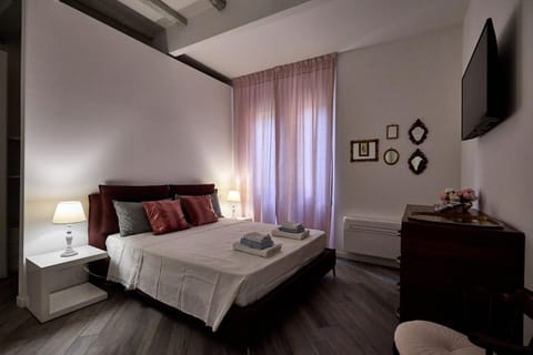 Bed, TV and multimedia, Photo of the whole room, Bedroom, towels