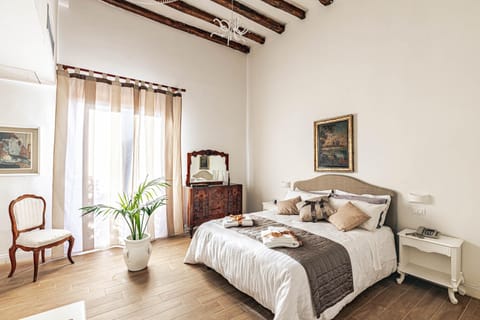 Shower, Bed, Bathroom, TV and multimedia, Kitchen or kitchenette, Photo of the whole room, Bedroom