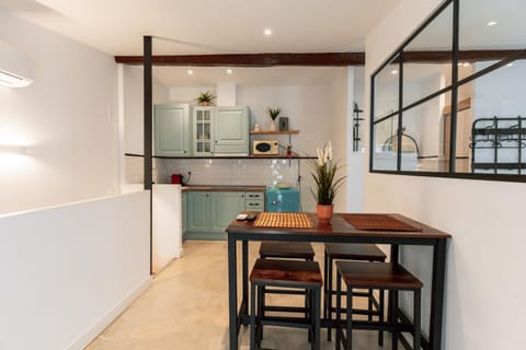 Kitchen or kitchenette, Dining area