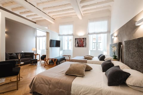 Bed, TV and multimedia, Living room, Photo of the whole room, Seating area, Bedroom