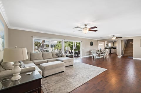 Pet-friendly two-story home with pool, spa, and grill House in Marco Island