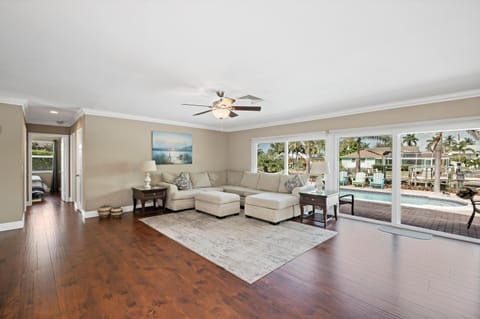 Pet-friendly two-story home with pool, spa, and grill House in Marco Island