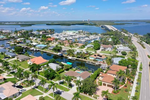 Pet-friendly two-story home with pool, spa, and grill House in Marco Island