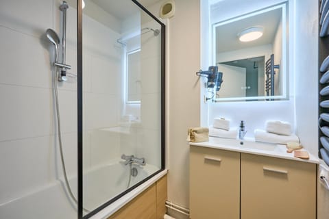 Bathroom, Bath, towels