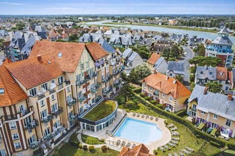 Property building, Nearby landmark, Day, Neighbourhood, Natural landscape, Bird's eye view, City view, Pool view, Sea view, Street view, Swimming pool, Location